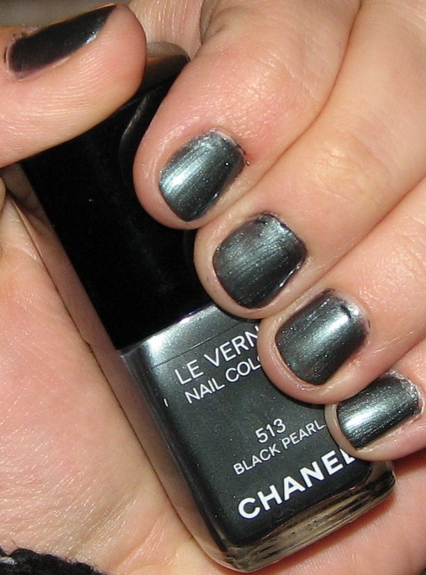 derefter Klinik saltet Chanel Black Pearl Le Vernis Nail Color Review & Swatches - Blushing Noir