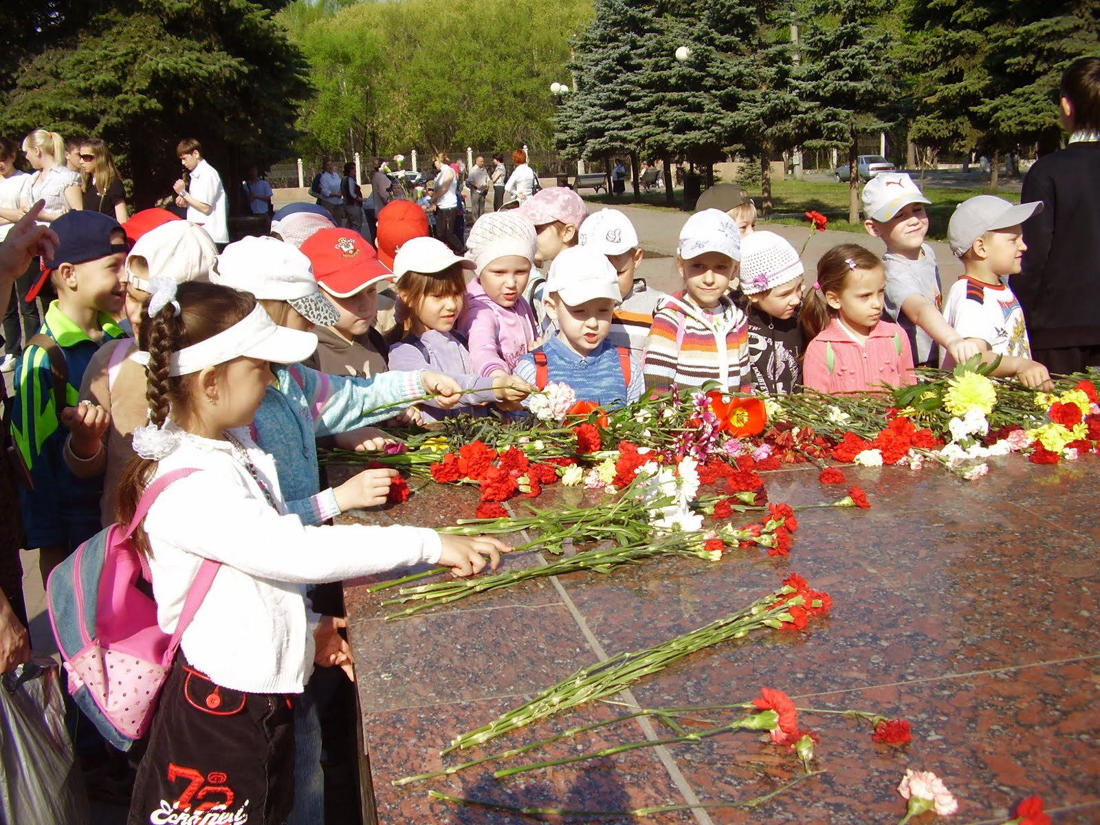 Сценарий посвященный дню победы. Дети возлагают цветы к Вечному огню. Дети возлагают цветы. Возложение цветов в детском саду. Дети возлагают цветы неизвестному солдату.