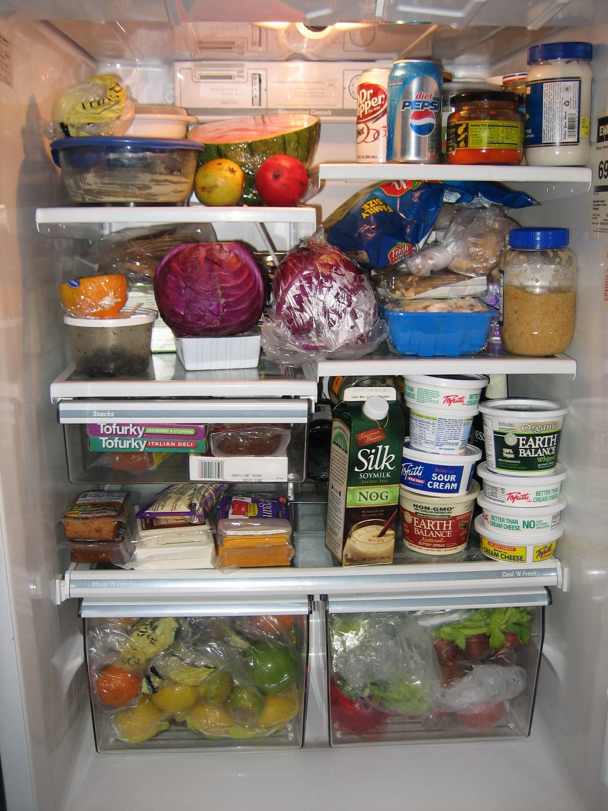 Основные продукты в доме. Хранение продуктов. Основные продукты в доме. Полный холодильник продуктов. Холодильник с продуктами.