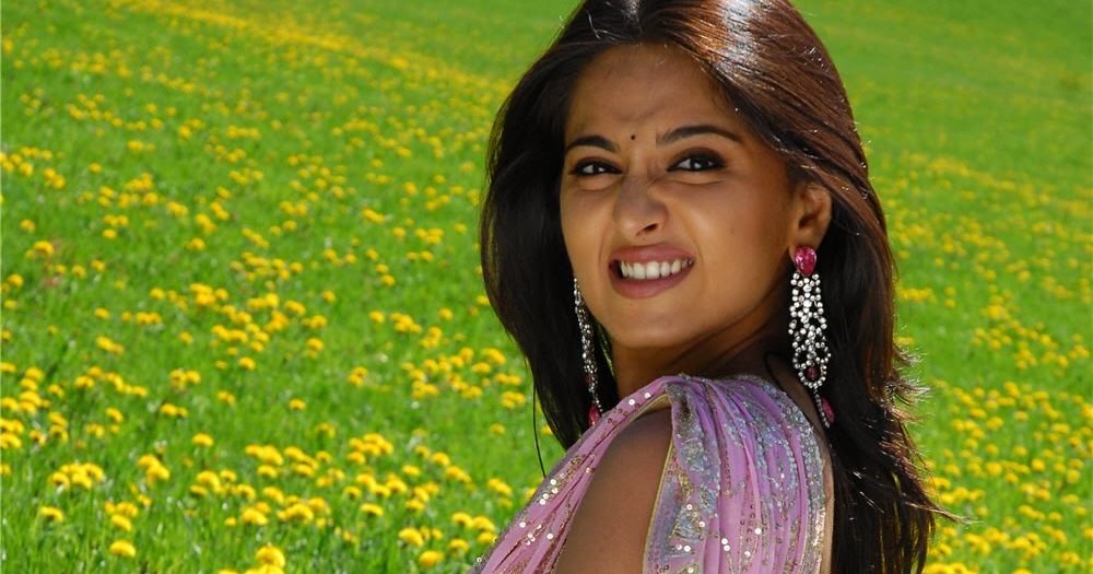 South Indian Bombshell Actress Cum Model Anushka Shetty In Saree