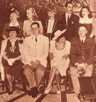 El Gral. Perón rodeado de artistas