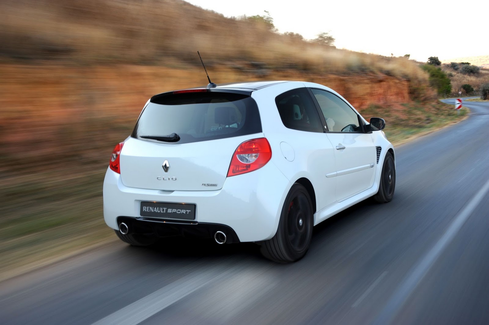  IN4RIDE: SPIKEY RENAULT CLIO RS 20TH ANNIVERSARY EDITION DRIVEN Bildidee 