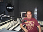 Juan Lecca en la Cabina de Radio R700 La Grande Satelital de Lima-Perú