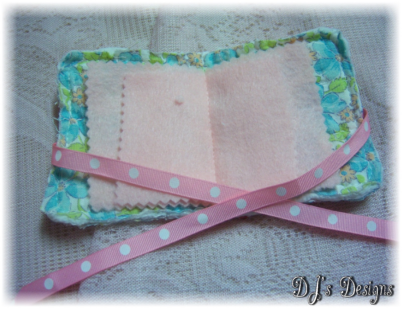 Dee Dee's Craft Spot Needle Keeps