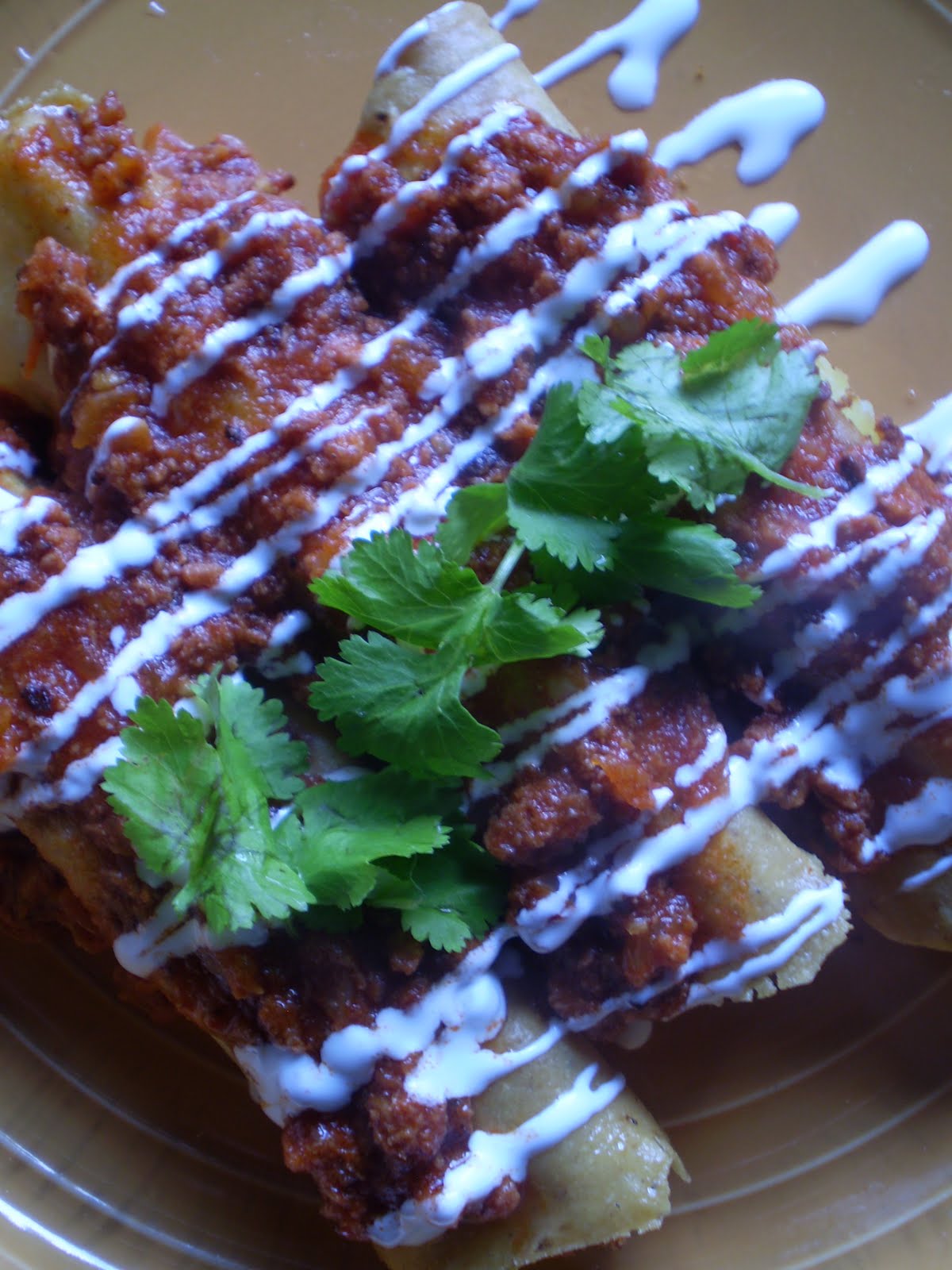 Sazón del corazón Flautas en salsa de chorizo