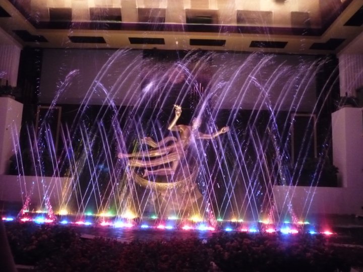 Crystal Light: Air Mancur Menari