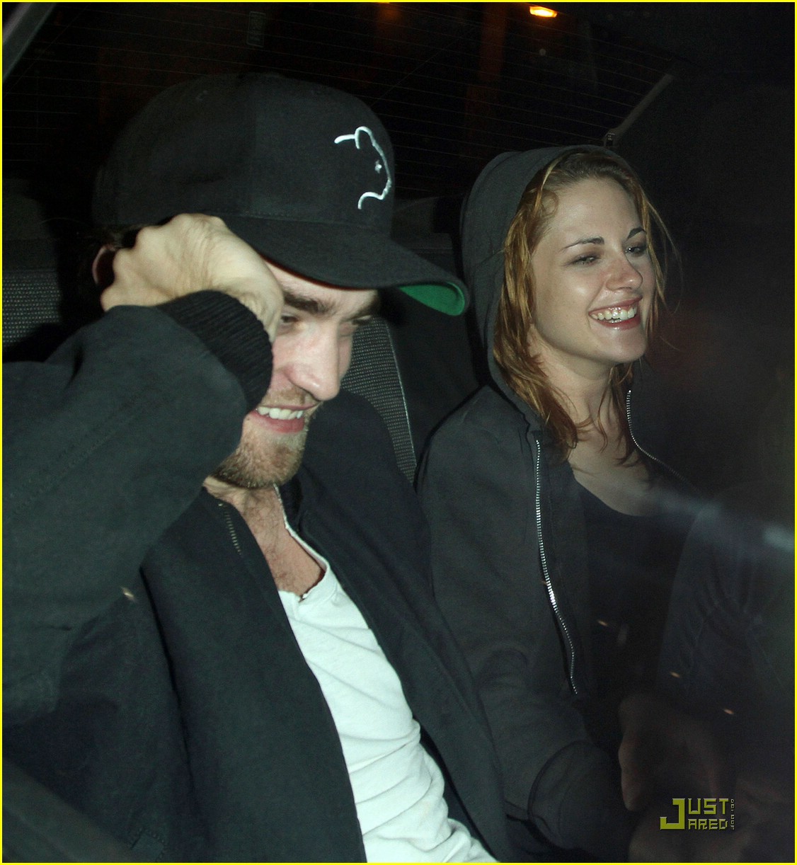 http://1.bp.blogspot.com/_N3p8Hr7iXkw/TLLWZ12uCGI/AAAAAAAAFXg/svTVG_h4Qjw/s1600/robert-pattinson-kristen-stewart-taxi-03.jpg