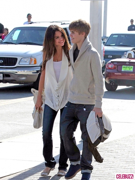 justin bieber and selena gomez cute pictures. Justin Bieber and Selena Gomez