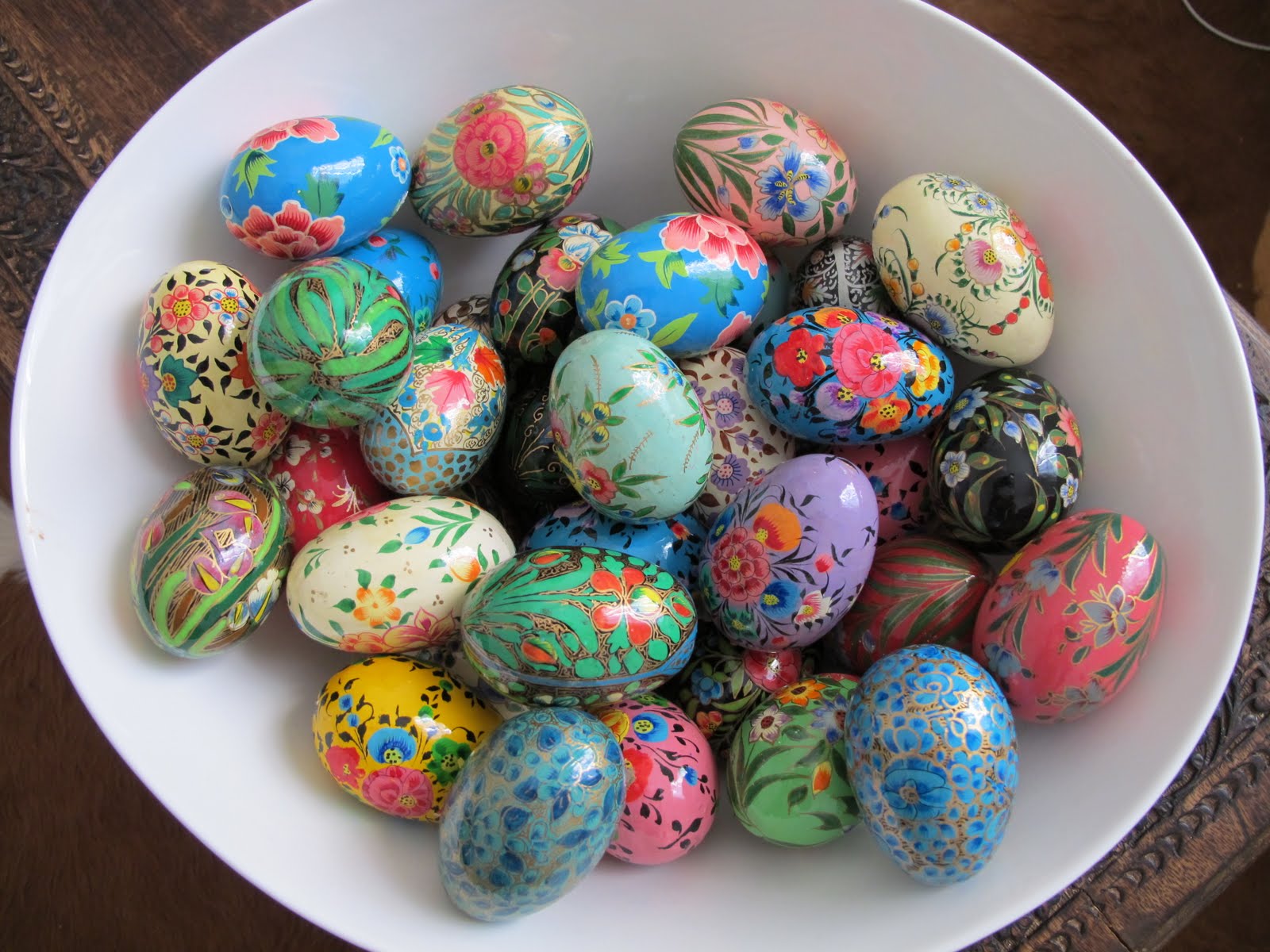 Когда красят яйца на пасху в какой. Яйцо Пасха. Красшенные яйца на Пасху. Окрашивание яиц на Пасху. Красивые крашеные яйца на Пасху.