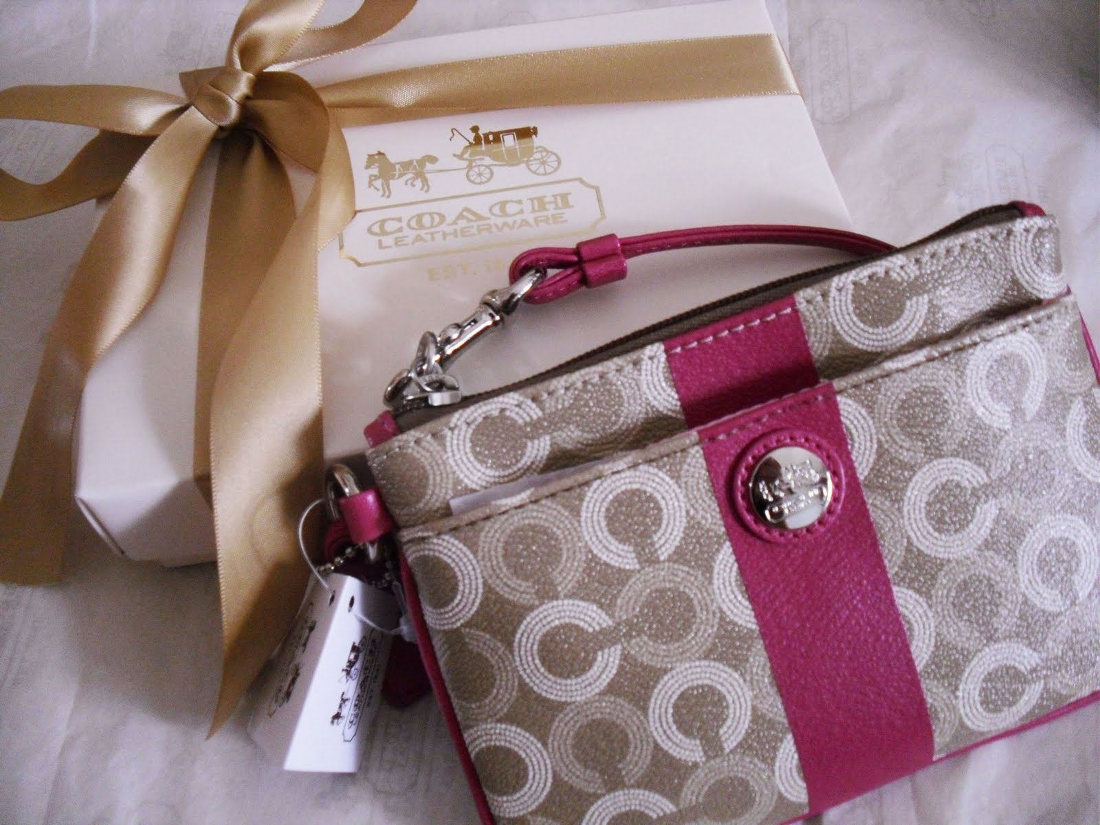 I love SHOPPING: NEW COACH Wristlets for SALE!!!