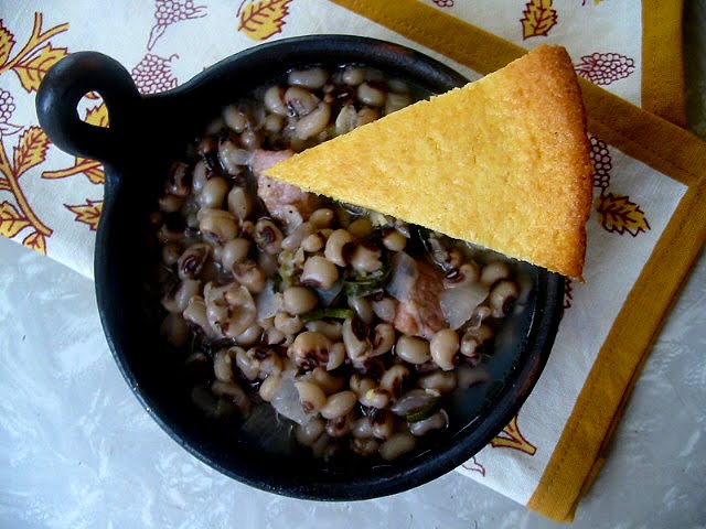 Black-eyed pea and cornbread skillet The Hungry Texan: Black Eyed Peas & Southern Skillet Cornbread