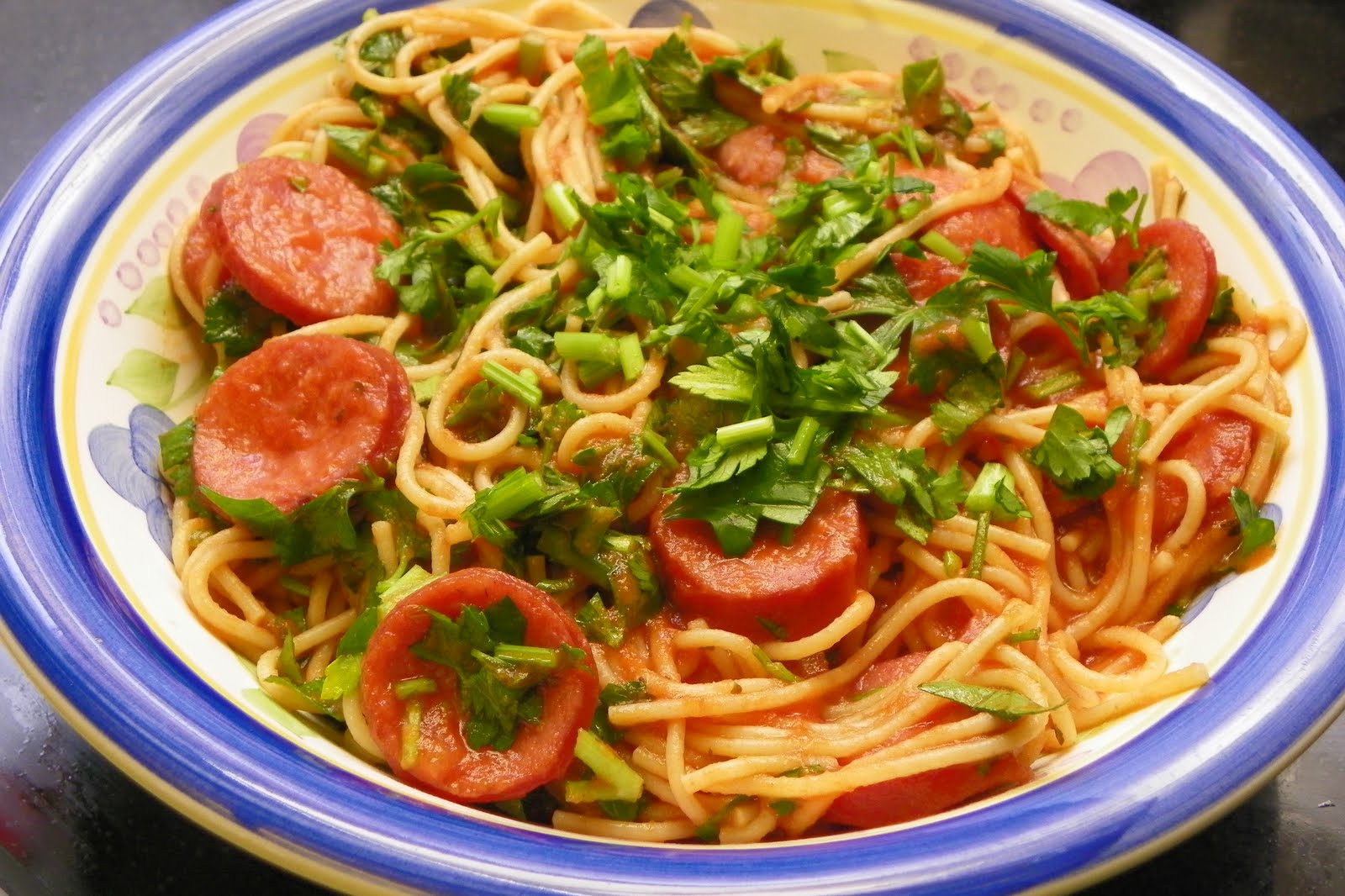 Макароны с сосисками и помидорами