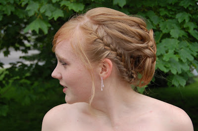 http://1.bp.blogspot.com/_NO2UOMMYKZ0/SWHGXn4j6DI/AAAAAAAAD2A/ZGRsKW_vjBU/s400/short+prom+hair.jpg