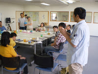 直径20センチ程の立体模型の地球の周囲を7周半した長さの紙紐で、地球と月間の距離を実感