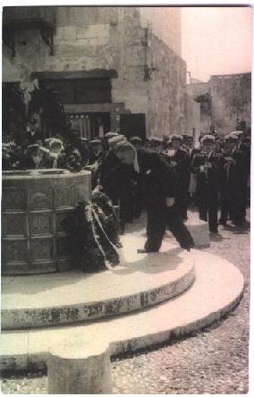 [1946+photo+of+the+President+of+the+Jewish+Community+laying+a+wreath+at+the+fountain+in+La+Juderia.jpg]