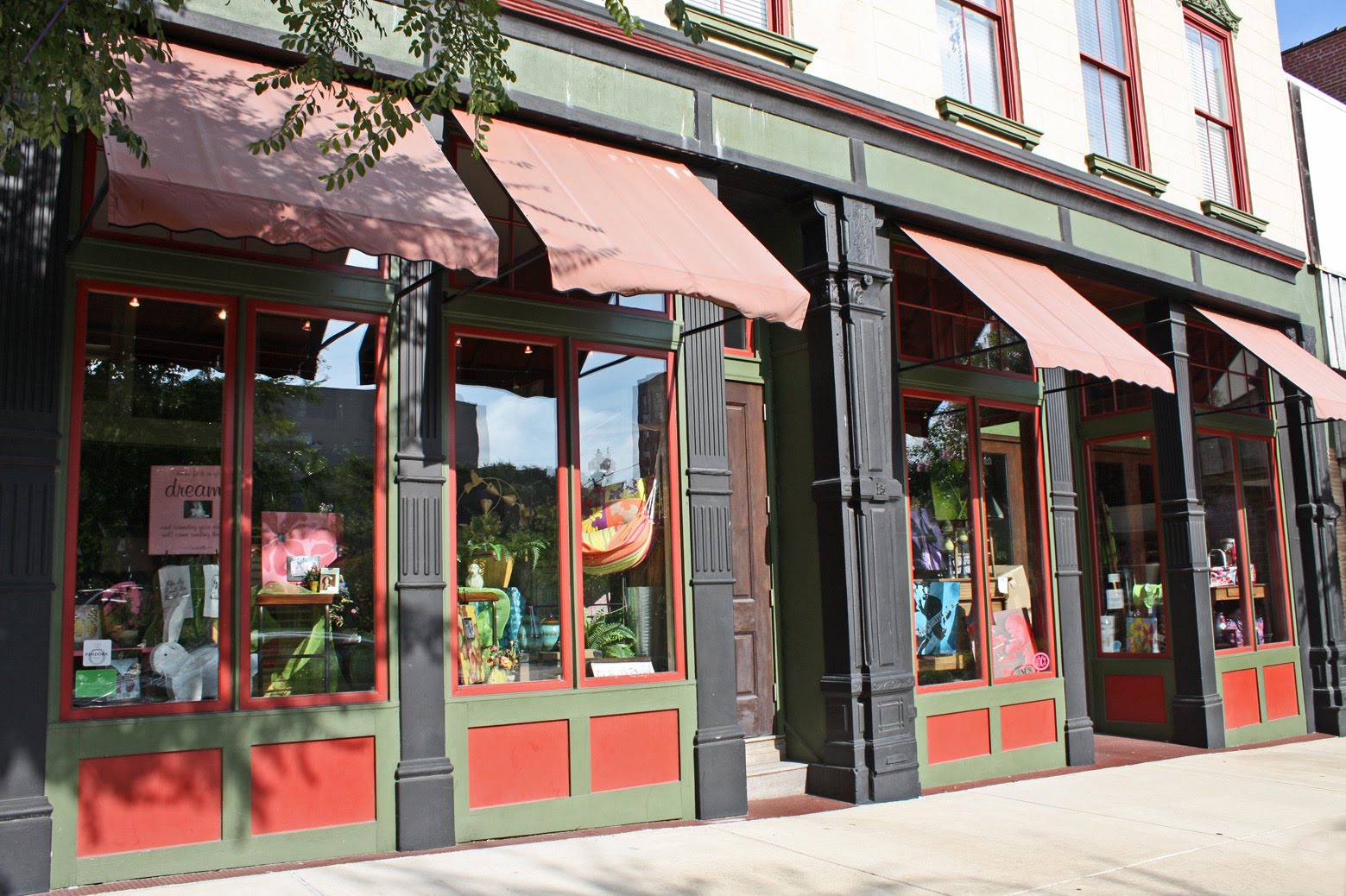 Southern Lagniappe Window Shopping in Vicksburg