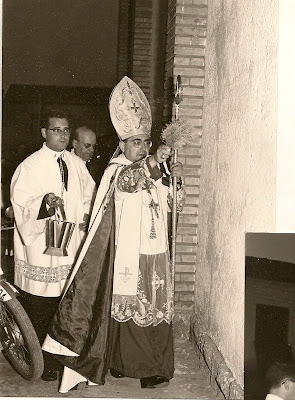 Obispo Romero Mengíbar acompañado por don José Luis Carabias