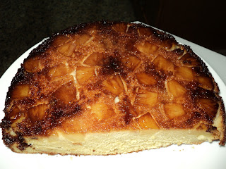  BIZCOCHO DE PIÑA Y YOGUR CON FONDO DE CARAMELO. 