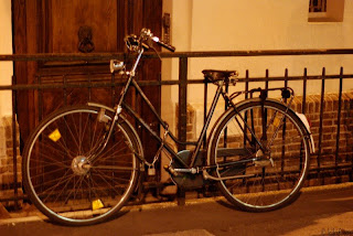 vélo près de notre dame de nuit