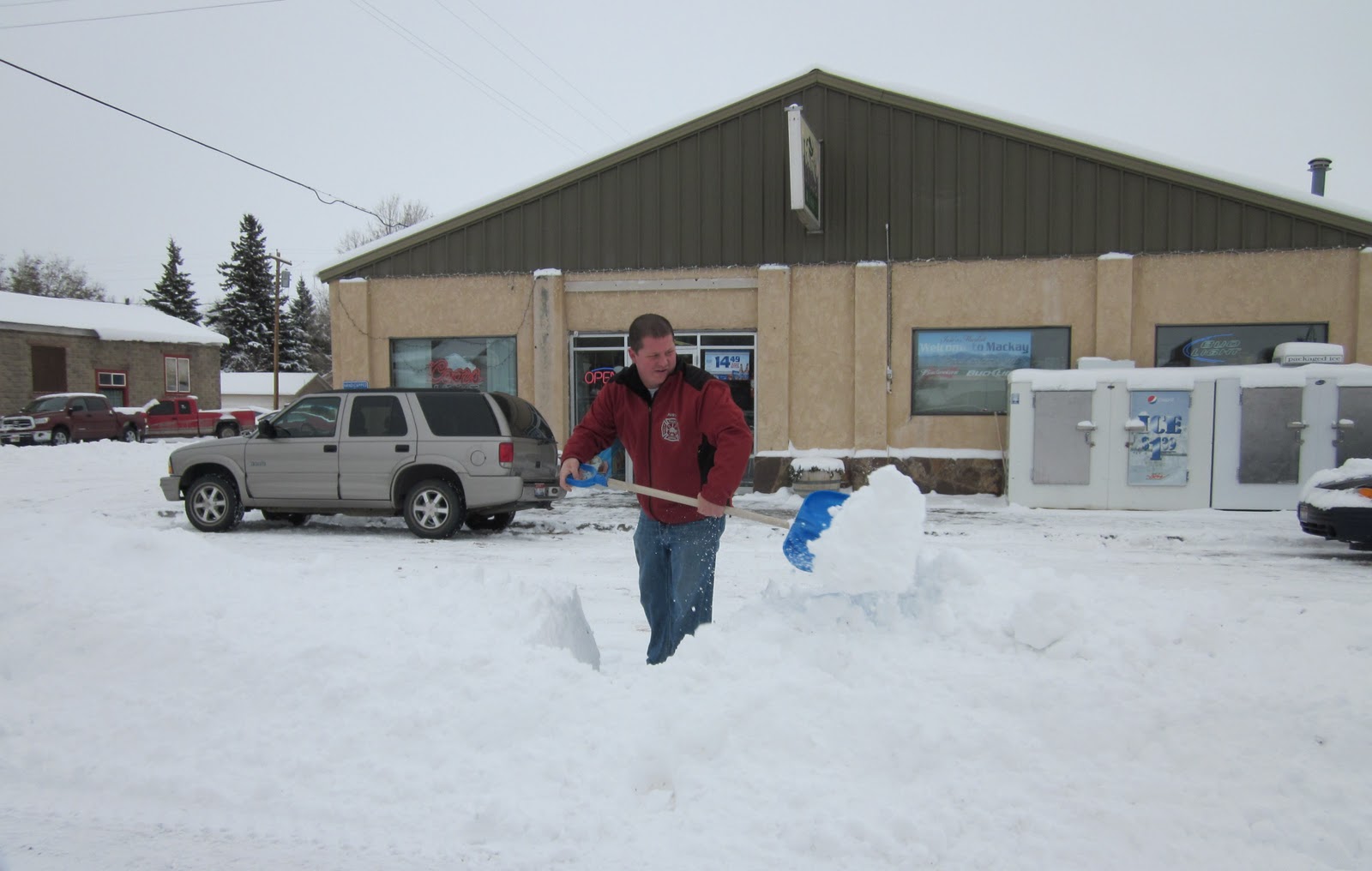 Mackay, Idaho 83251 SNOW in Mackay Idaho NO SCHOOL and INL Buses Not