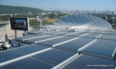 Ribuan Panel Surya Ditempatkan Pada Atap Untuk Mengubah Sinar Matahari Menjadi Listrik