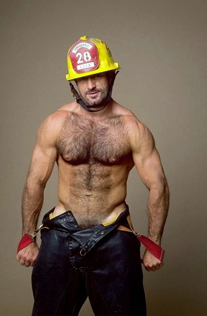 ★ Bulge and Naked Sports man : Hairy Fireman.