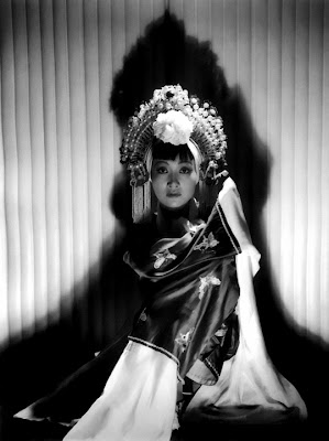 Anna May Wong in glorious black and white.