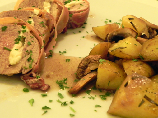 Chili Fusion: Schweinefilet im Speckmantel mit Rosmarin-Kartoffeln