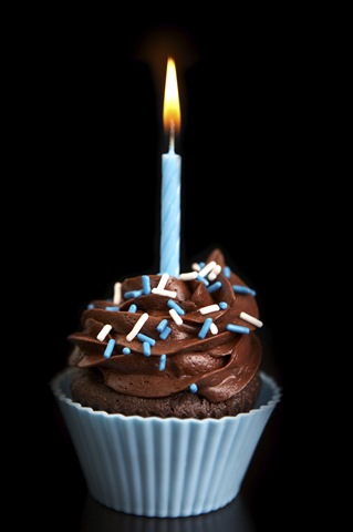 http://1.bp.blogspot.com/_OYfe-NT8Jxk/TFZX_qBLlPI/AAAAAAAAASg/7BUSSReS_KA/s1600/istock_-cupcake-one-candle-large_2.jpg