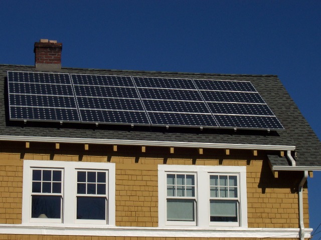 Κατ’ οίκον παραγωγή ρεύματος με φωτοβολταϊκά στις στέγες