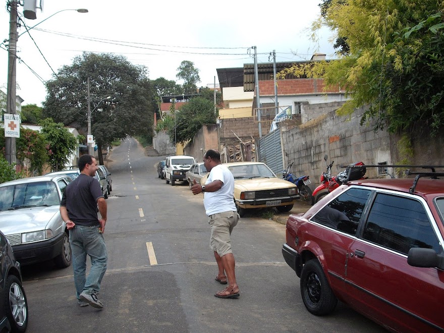 MUITOS CARROS COM ANTENAS VARIADAS