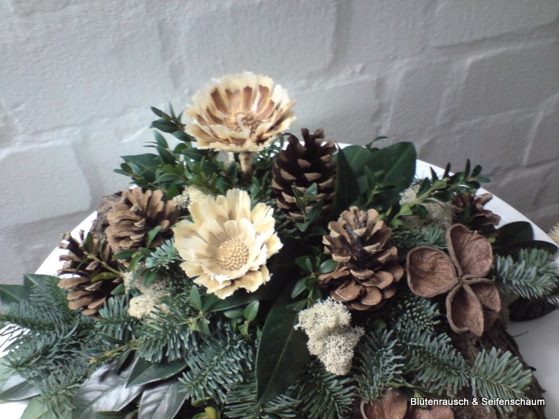 Blütenrausch und Seifenschaum: Neue Gestecke für den Friedhof