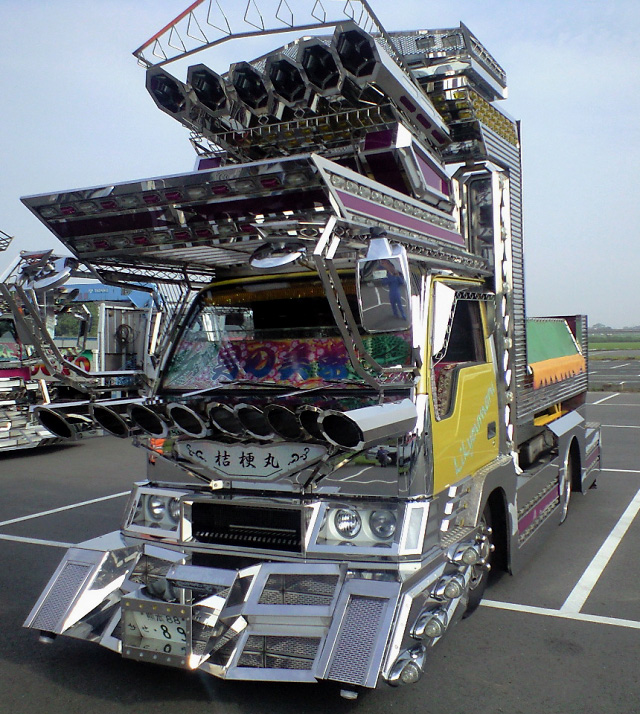 Dekotora, i camion più zingari del Giappone, del mondo 
