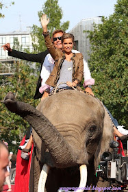 Rafael van der Vaart wife Sylvie Riding An Elephant
