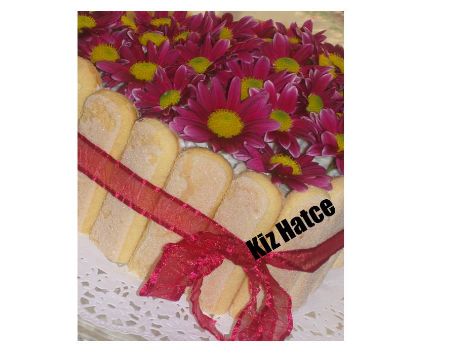 KİZHATCE MUTFAKTA ÇİÇEKLİ PASTA