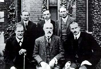 [Hall_Freud_Jung_in_front_of_Clark_1909.jpg]