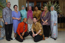 Australian Ambassador to Indonesia Bill Farmer and his wife with Emha and delegates