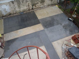 RODRIGUEZ NUMA ARQUITECTURA: Piso de cemento alisado bicolor con junta