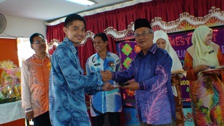 Ustaz Naim menerima cenderamata