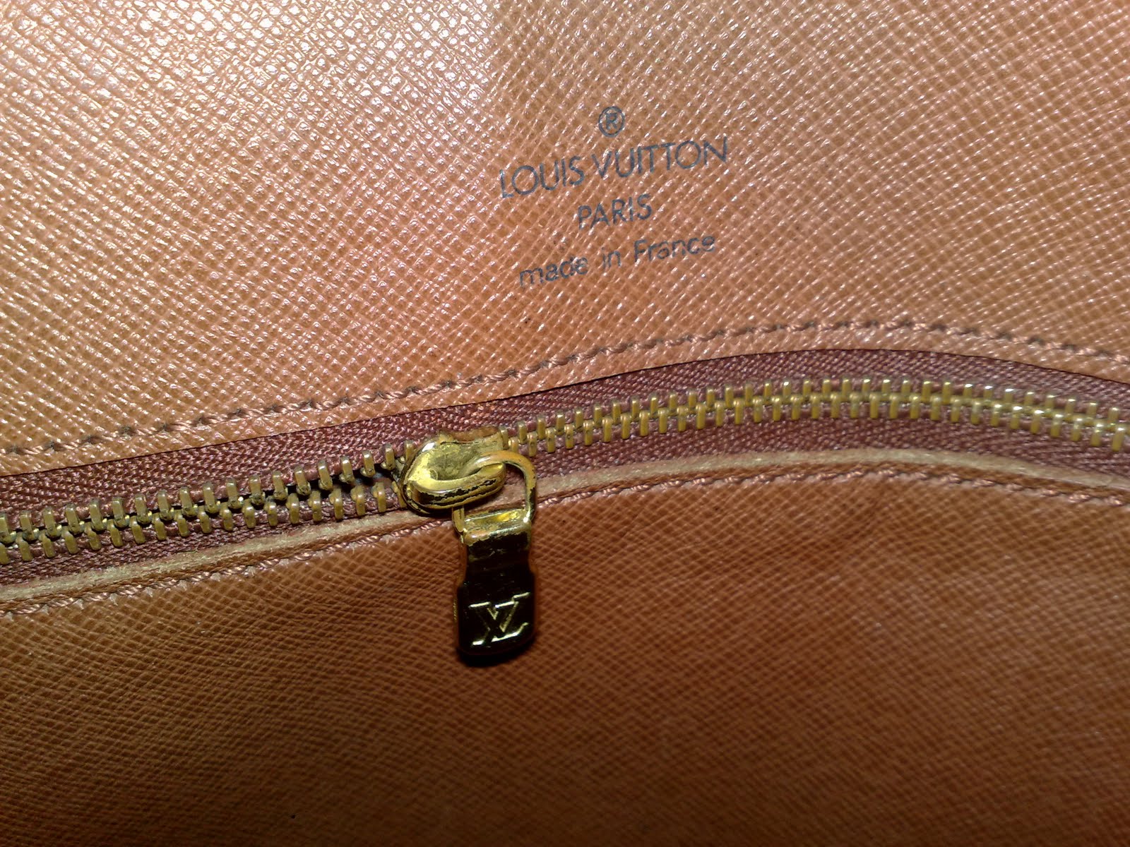 pArT tiMe bUnDLe: Louis Vuitton Monogram Sling Bag (SOLD)