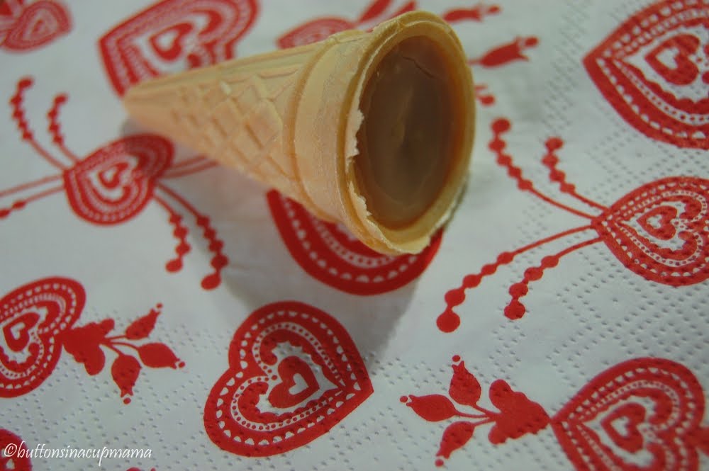 Buttons in a cup mama de sucre à la crème