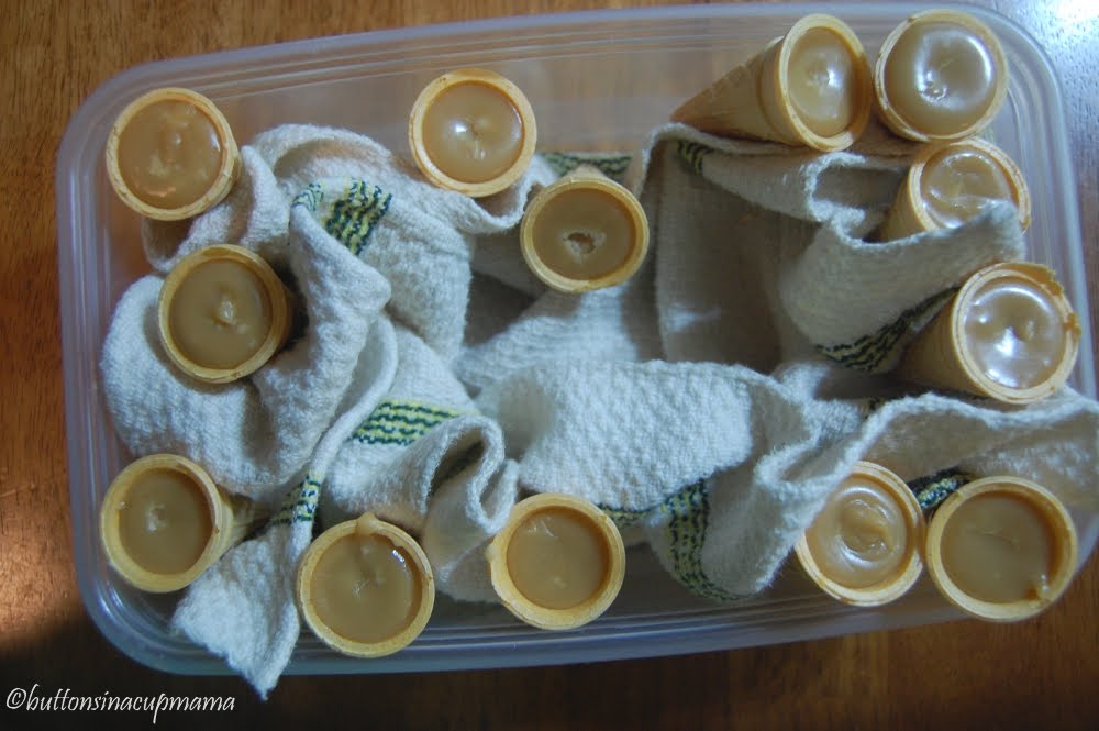 Buttons in a cup mama de sucre à la crème