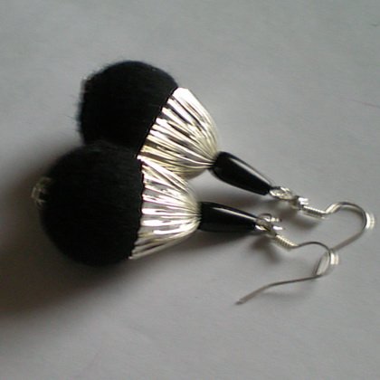 [filc+w+czerni+kolczyki2.jpg]