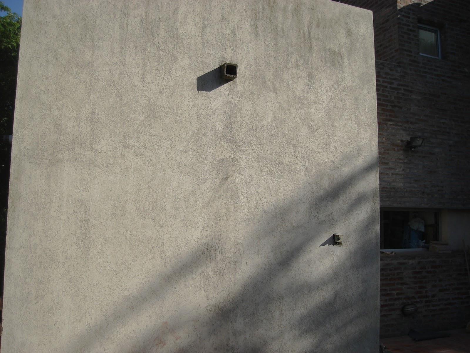 Familia de Pintores: Pintura exterior en casa en un country.