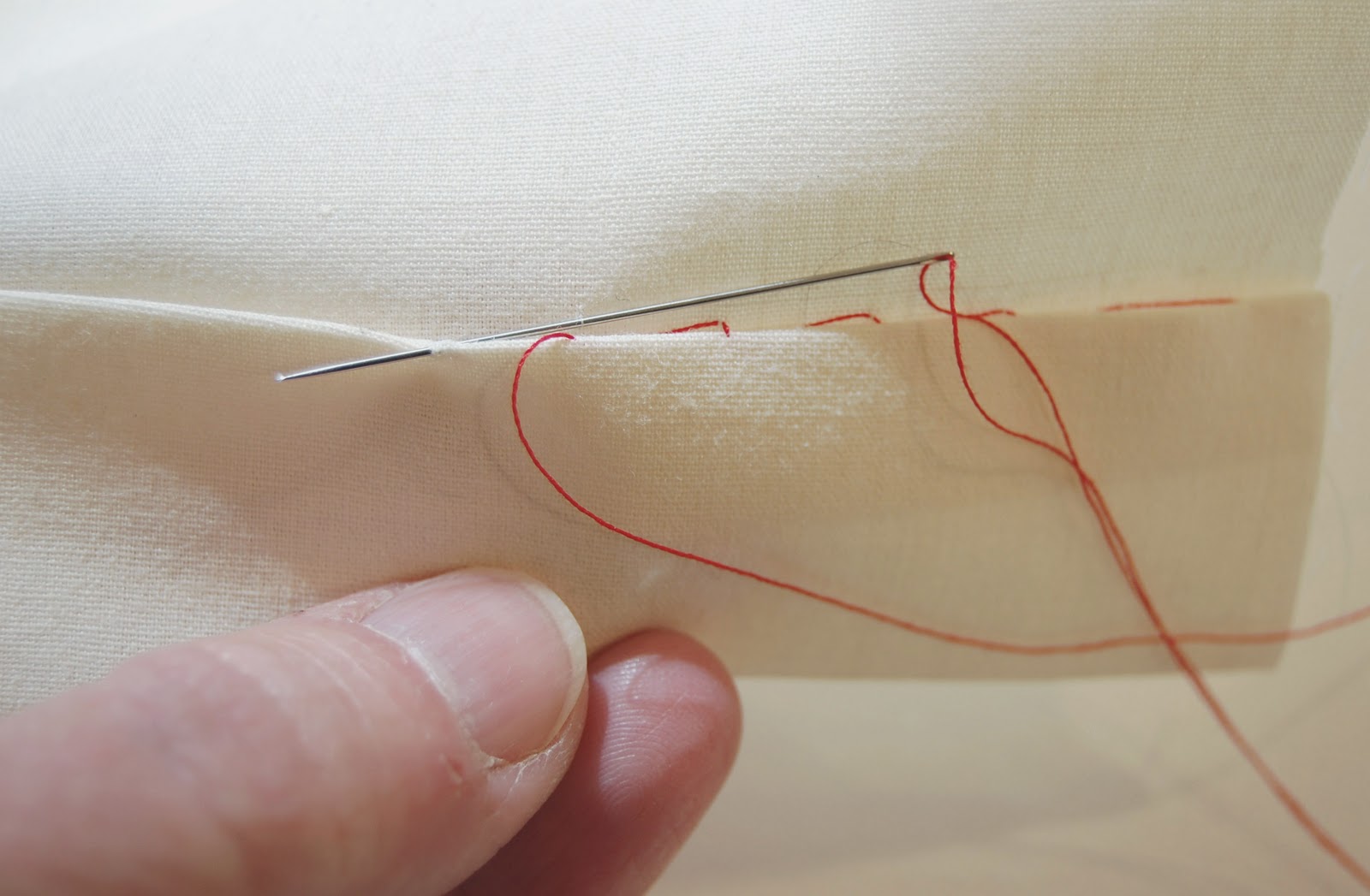 Подшивание вручную. Подшивочный шов вручную. Невидимый подшивочный шов. Потайной подгибочный шов. Подшивание вручную.