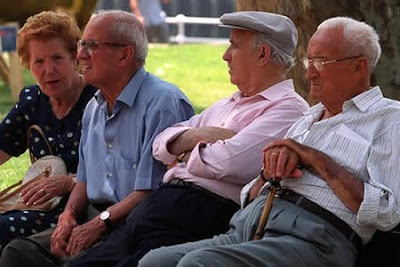 Ancianos-sentados-mirando-el-paisaje--Gijon-54051.jpg