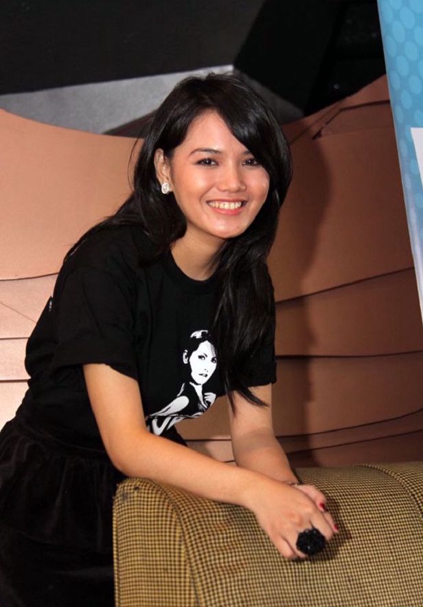 Herfiza Novianti Between Career and Education | CINEMANIA STUDIO