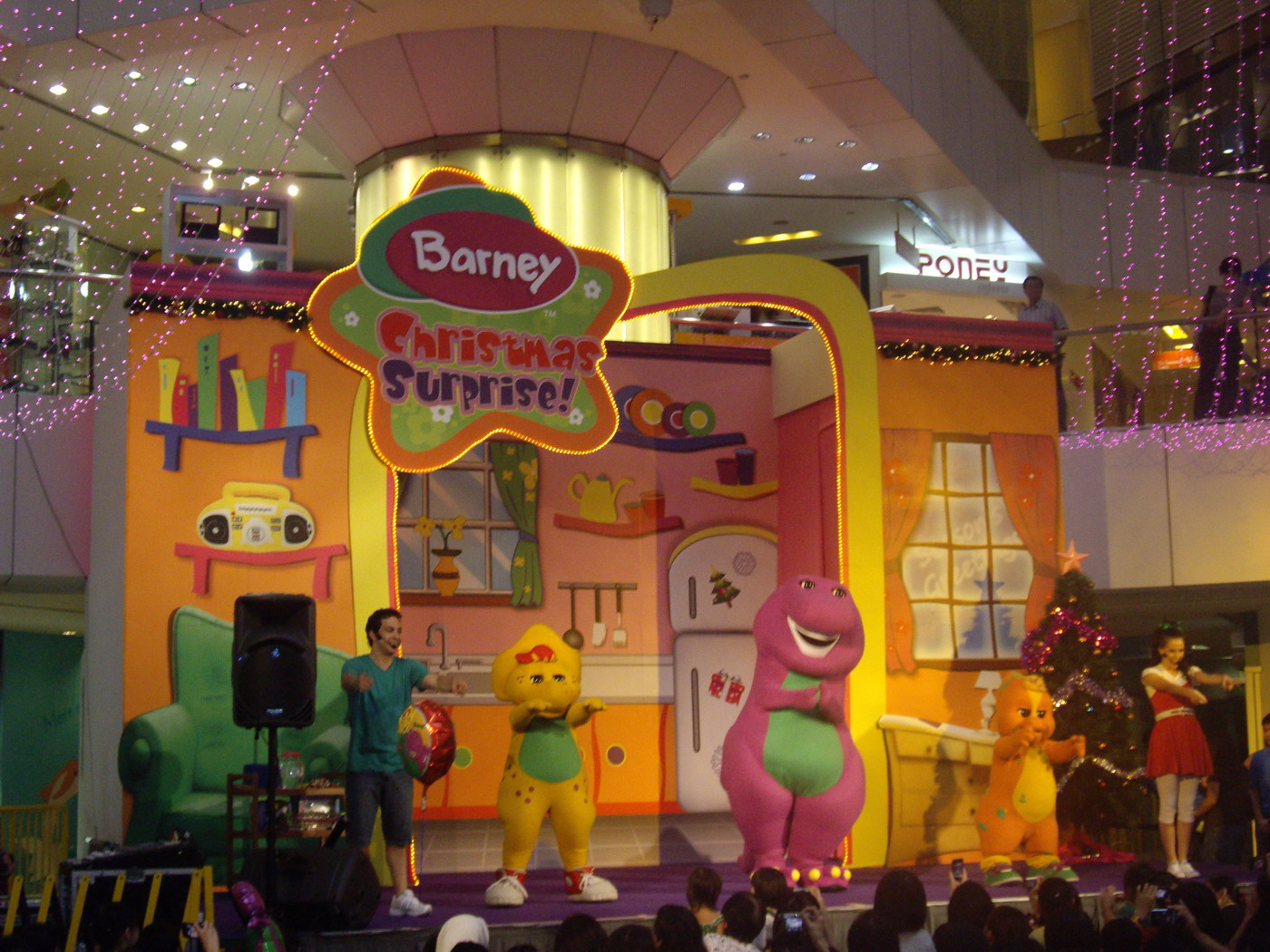 Somewhere in Singapore Blog: Barney Christmas Surprise @ United Square