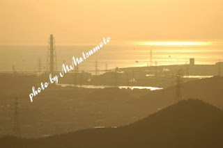 飾磨港の煙突と夕陽に染まり行く瀬戸の海