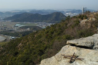 山頂の方位盤と姫路港方面